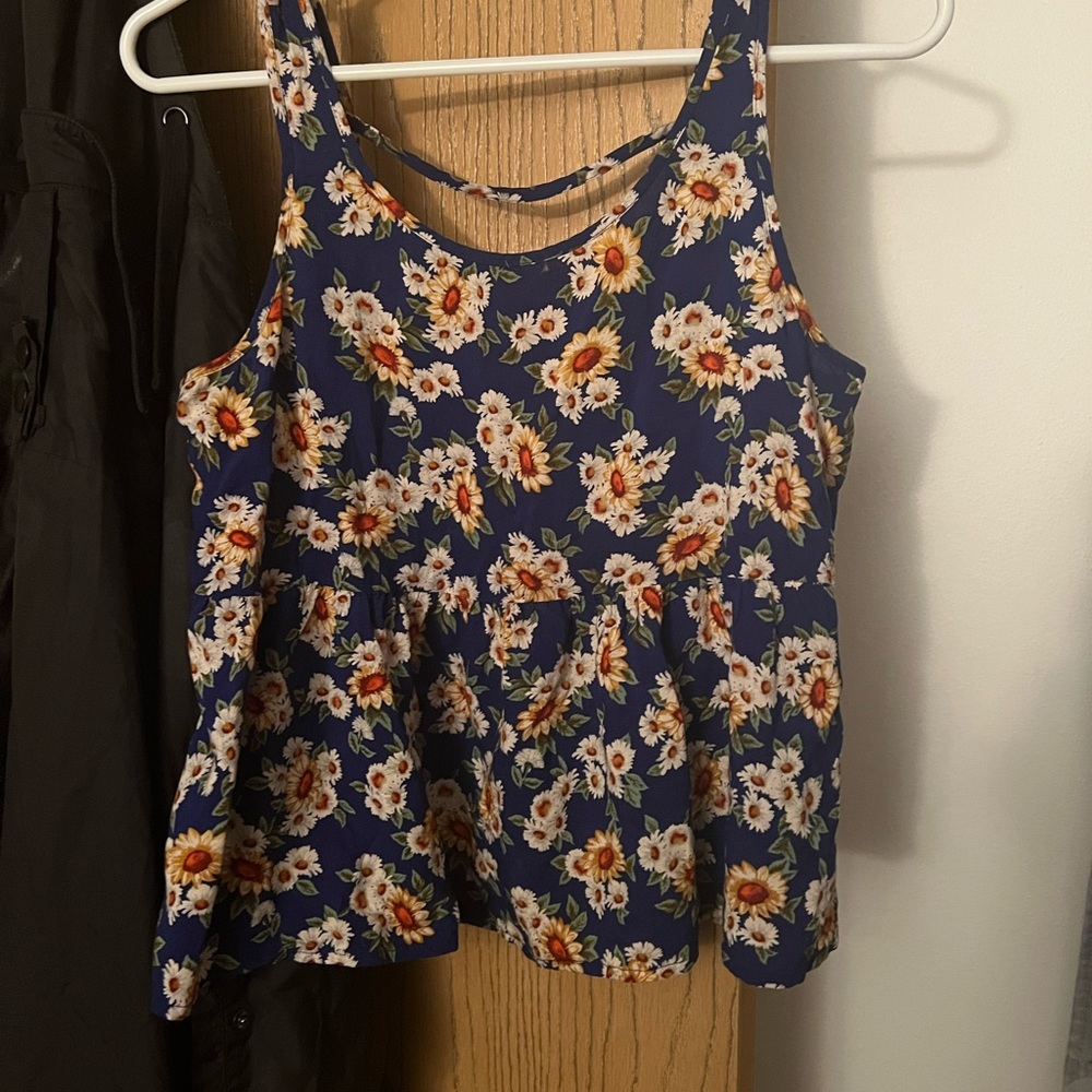 Babydoll style daisy top